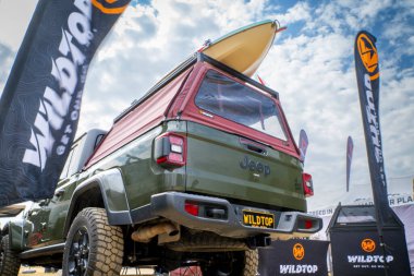 Lothe, CO, ABD - 22 Ağustos 2025: Yaban Üstü yumuşak jip Gladyatör kamyoneti ve çatı raflarında bir kano.