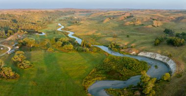 Nebraska Sandhill 'den geçen bir nehrin üzerinde gün doğumu Mullen yakınlarındaki Orta Loup Nehri' nin havadan görünüşü.