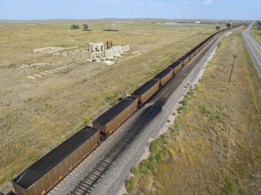 Nebraska, Nebraska yakınlarındaki bir çömlek fabrikasının beton kalıntılarıyla Nebraska 'dan geçen kömür treni.