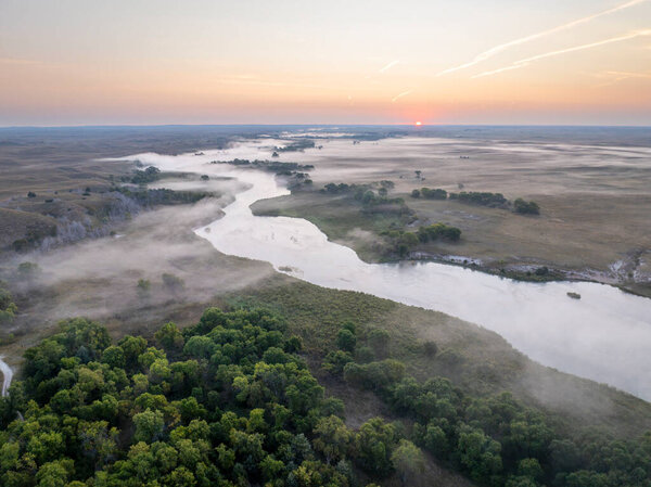 туманный рассвет над рекой Дисмал в Небраске Сэндхиллс в Национальном лесу Небраска, поздним летом утренние пейзажи