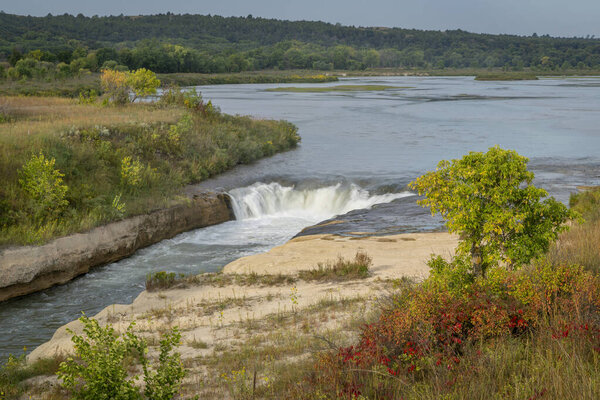 Норден-Шут на реке Ниобрара в Небраске, поздним летом утром пейзаж