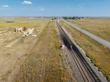 Nebraska 'daki demiryolu rayları. Antioch, Nebraska yakınlarındaki bir potasyum fabrikasının beton kalıntıları. Hava manzaralı.