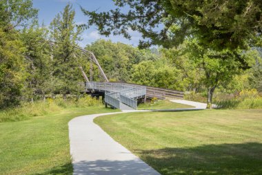 İzler, Niobrara Nehri üzerinde ulaşılabilir yürüyüş yolu ve köprü Nebraska 'daki Smith Falls Sate Park' ta popüler bir şelaleye çıkıyor.