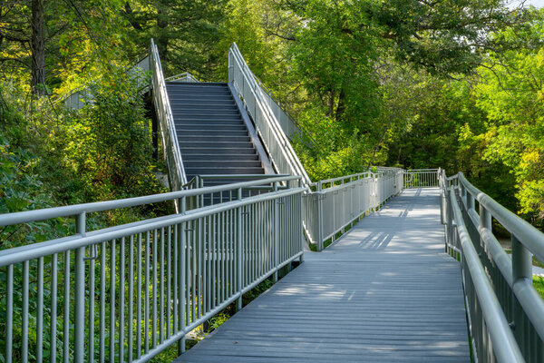 доступная пешеходная дорожка и лестница, ведущие к популярному водопаду в парке Смит Фоллс в штате Небраска, в конце лета