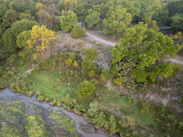 туманный рассвет над лагерем Уайттейл на берегу реки Дисмал в Небраске Сэндхиллс в Национальном лесу Небраска, пейзаж конца лета