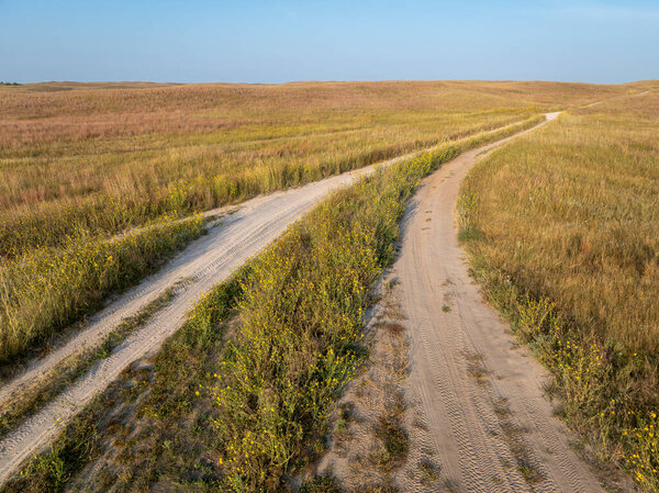 ландшафт Небраски Сэндхиллс с песчаными дорогами, ранним утром вид с воздуха в Национальном лесу Небраска