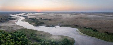 Nebraska Ulusal Ormanı 'ndaki kasvetli Nebraska Kum Tepeleri' nde sisli bir şafak vakti, yaz sabahı manzarası.