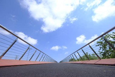 Tarragona Katalonya İspanya Vilaseca şehri yakınlarında bir otoyol geçmeye yaya köprüsü