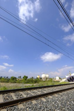 Katalonya İspanya Tarragona ilinde bir endüstriyel alanda yakınındaki tren rayları