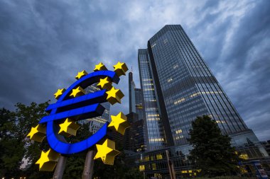 Frankfurt, Almanya - 14 Ağustos 2017: euro simgesi, Avrupa para birimi, şehir merkezinde yer alan dev heykeli
