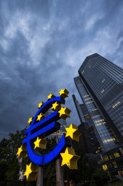Frankfurt, Almanya - 14 Ağustos 2017: euro simgesi, Avrupa para birimi, şehir merkezinde yer alan dev heykeli