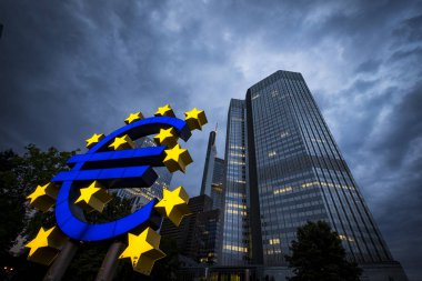 Frankfurt, Almanya - 14 Ağustos 2017: euro simgesi, Avrupa para birimi, şehir merkezinde yer alan dev heykeli