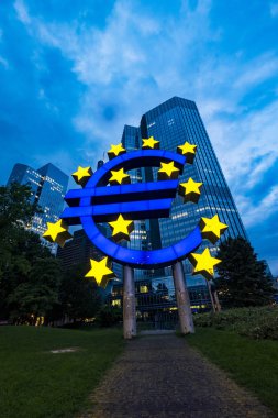Frankfurt, Almanya - 14 Ağustos 2017: euro simgesi, Avrupa para birimi, şehir merkezinde yer alan dev heykeli