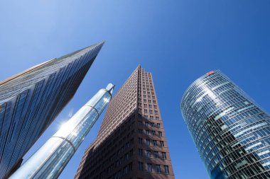 Berlin, Almanya - 6 Ağustos 2017: Ünlü Postdamer Platz, Almanya'nın başkenti ikonik sitelerin mevcut mimari peyzaj