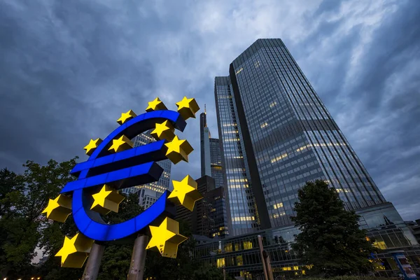 Frankfurt, Almanya - 14 Ağustos 2017: euro simgesi, Avrupa para birimi, şehir merkezinde yer alan dev heykeli