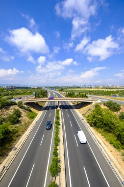 Vilaseca, Tarragona, İspanya - 22 Mayıs 2018: Ap7 otoyol Vilaseca şehir ve Petrokimya Kompleksi Tarragona çevresinde