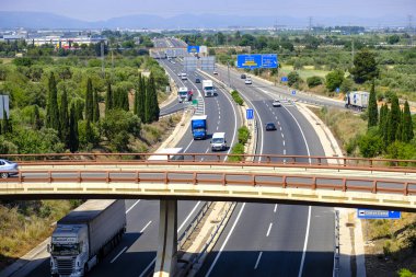 Vilaseca, Tarragona, İspanya - 22 Mayıs 2018: Ap7 otoyol Vilaseca şehir ve Petrokimya Kompleksi Tarragona çevresinde