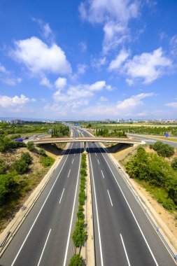 Vilaseca, Tarragona, İspanya - 22 Mayıs 2018: Ap7 otoyol Vilaseca şehir ve Petrokimya Kompleksi Tarragona çevresinde