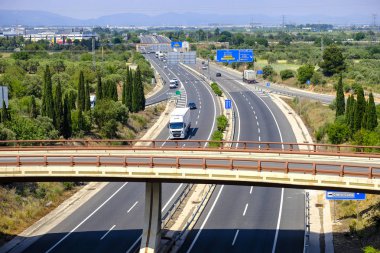 Vilaseca, Tarragona, İspanya - 22 Mayıs 2018: Ap7 otoyol Vilaseca şehir ve Petrokimya Kompleksi Tarragona çevresinde