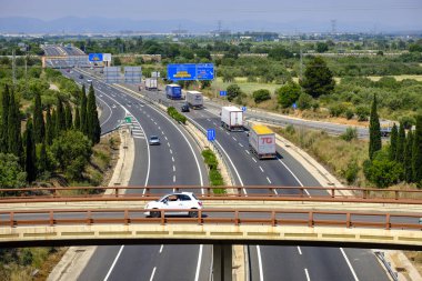 Vilaseca, Tarragona, İspanya - 22 Mayıs 2018: Ap7 otoyol Vilaseca şehir ve Petrokimya Kompleksi Tarragona çevresinde