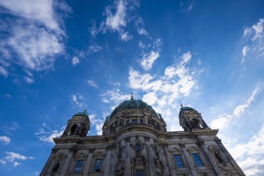 Berlin, Almanya - 8 Ağustos 2017: Alacakaranlıkta, Mitte bölgesinde yer alan, Berlin, Almanya, Europe, Berliner Dom, Berlin Katedrali, Müzeler Adası