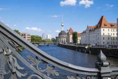 Berlin, Almanya - 3 Ağustos 2017: iklim ile güneş ve ısı yaz aylarında yapmak şehrin turizm yapmak için ideal bir yer
