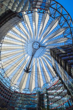 Berlin, Almanya - 6 Ağustos 2017: Potsdamer Platz de Berlin Almanya tarihinde Sony Merkezi olarak bilinen bina kompleksi