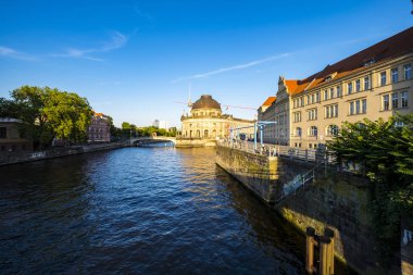 Berlin, Almanya - 6 Ağustos 2017: Görüntüle Alman başkentinin merkezinde Spree kanalının