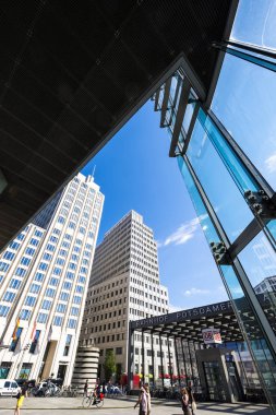 Berlin, Almanya - 6 Ağustos 2017: Ünlü Postdamer Platz, Almanya'nın başkenti ikonik sitelerin mevcut mimari peyzaj