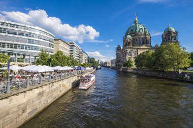 Berlin, Almanya - 8 Ağustos 2017: Alacakaranlıkta, Mitte bölgesinde yer alan, Berlin, Almanya, Europe, Berliner Dom, Berlin Katedrali, Müzeler Adası