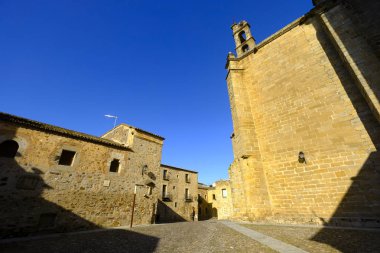 Caceres, İspanya - 17 Nisan 2018: Kilise San Meteo ve Plaza de San Pablo Extremadura İspanya Caceres şehir ortaçağ şehir merkezi