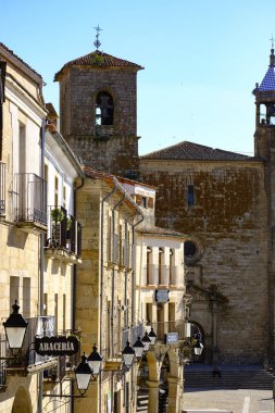 Trujillo, İspanya - 18 Nisan 2018: Ana kare Trujillo. Bir yerleşim yeri, Caceres, otonom bölgelerinden: Extremadura, Spain içinde yer alır. Başlangıçta hangi kolayca takviye edilmiş bir granit knoll yerleşmiş, şehir artık genişletmek