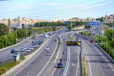 Barcelona, İspanya - 12 Haziran 2018: Barselona şehrinin için ana erişen Ciudad Meridiana yollar C-58, C-17 ve C-33 yerleştirildiği bölgede biridir. Yoğun olmayan saatleri içinde trafik genellikle oldukça değişkendir.