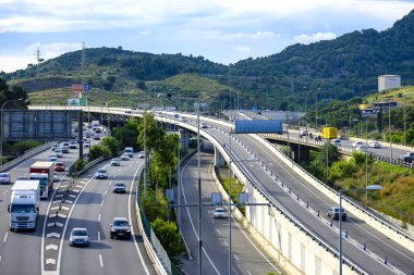 Barcelona, İspanya - 12 Haziran 2018: Barselona şehrinin için ana erişen Ciudad Meridiana yollar C-58, C-17 ve C-33 yerleştirildiği bölgede biridir. Yoğun olmayan saatleri içinde trafik genellikle oldukça değişkendir.