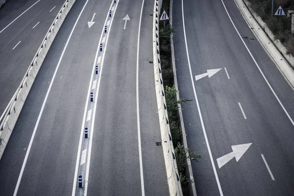 西班牙加泰罗尼亚巴塞罗那入口处高速公路沥青上的交通标志 — 图库照片