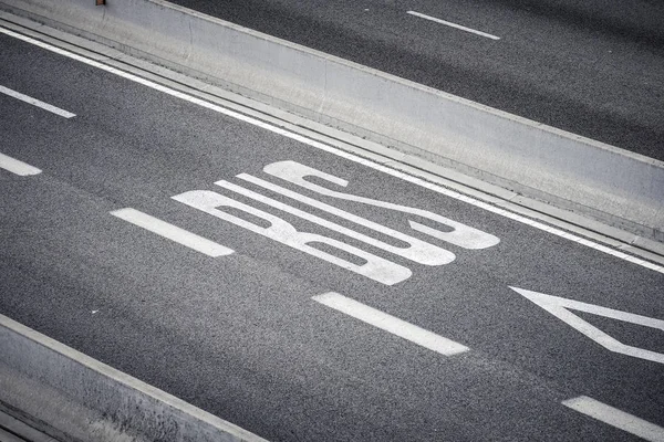 西班牙加泰罗尼亚巴塞罗那入口处高速公路沥青上的交通标志 — 图库照片
