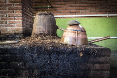 Güney Meksika Oaxaca eyaletinde küçük bir fabrikada mezcal bölgenin damıtma