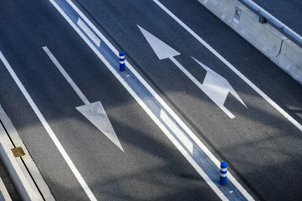 Señales Tráfico Sobre Asfalto Una Autopista Entrada Ciudad Barcelona Cataluña — Foto de Stock