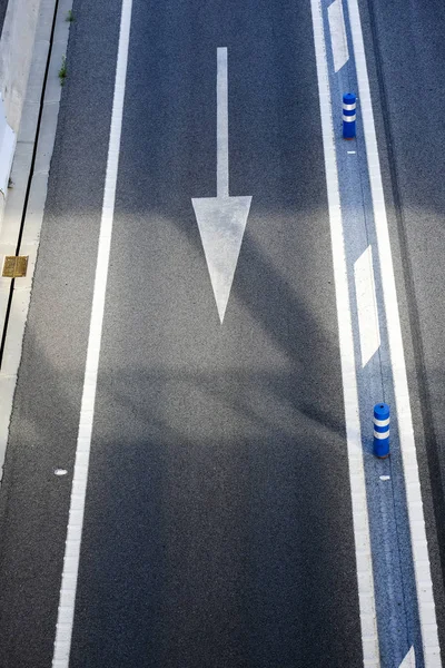 Verkehrszeichen Auf Dem Asphalt Einer Autobahn Eingang Der Stadt Barcelona — Stockfoto