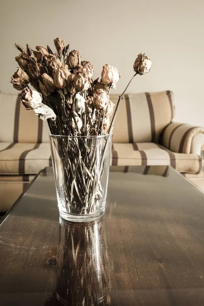 Kurutulmuş çiçeklerle bir retro tekli ile bir oturma odası modern dekor ile çizgili kumaş kaplı