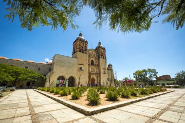 Oaxaca, Meksika - 7 Ekim 2017: Açık dış görünüm Güney Meksika Oaxaca başkentinin merkezinde Santo Domingo Tapınağı