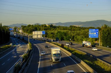 Sant Cugat del Valles, Barcelona, İspanya - 19 Haziran 2018: İspanyolca Psoe yeni hükümet bazı bölümlerini Ap-7 otoyol geçiş ücreti artık olacak duyurdu. İçinde belgili tanımlık fotoğraf olarak karayolu Sant Cugat Katalan şehir üzerinden geçer. 