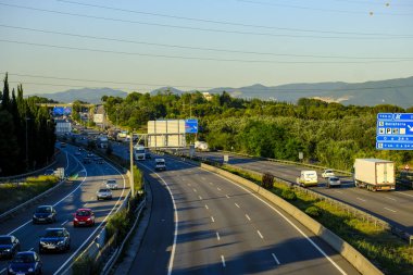 Sant Cugat del Valles, Barcelona, İspanya - 19 Haziran 2018: İspanyolca Psoe yeni hükümet bazı bölümlerini Ap-7 otoyol geçiş ücreti artık olacak duyurdu. İçinde belgili tanımlık fotoğraf olarak karayolu Sant Cugat Katalan şehir üzerinden geçer. 