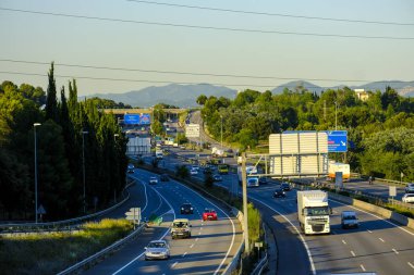 Sant Cugat del Valles, Barcelona, İspanya - 19 Haziran 2018: İspanyolca Psoe yeni hükümet bazı bölümlerini Ap-7 otoyol geçiş ücreti artık olacak duyurdu. İçinde belgili tanımlık fotoğraf olarak karayolu Sant Cugat Katalan şehir üzerinden geçer. 