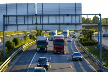 Sant Cugat del Valles, Barcelona, İspanya - 19 Haziran 2018: İspanyolca Psoe yeni hükümet bazı bölümlerini Ap-7 otoyol geçiş ücreti artık olacak duyurdu. İçinde belgili tanımlık fotoğraf olarak karayolu Sant Cugat Katalan şehir üzerinden geçer. 