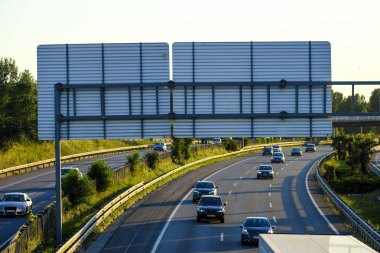Sant Cugat del Valles, Barcelona, İspanya - 19 Haziran 2018: İspanyolca Psoe yeni hükümet bazı bölümlerini Ap-7 otoyol geçiş ücreti artık olacak duyurdu. İçinde belgili tanımlık fotoğraf olarak karayolu Sant Cugat Katalan şehir üzerinden geçer. 