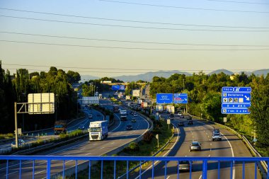 Sant Cugat del Valles, Barcelona, İspanya - 19 Haziran 2018: İspanyolca Psoe yeni hükümet bazı bölümlerini Ap-7 otoyol geçiş ücreti artık olacak duyurdu. İçinde belgili tanımlık fotoğraf olarak karayolu Sant Cugat Katalan şehir üzerinden geçer. 