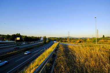 Sant Cugat del Valles, Barcelona, İspanya - 19 Haziran 2018: İspanyolca Psoe yeni hükümet bazı bölümlerini Ap-7 otoyol geçiş ücreti artık olacak duyurdu. İçinde belgili tanımlık fotoğraf olarak karayolu Sant Cugat Katalan şehir üzerinden geçer. 