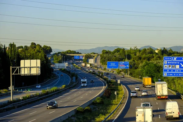 Sant Cugat del Valles, Barcelona, İspanya - 19 Haziran 2018: İspanyolca Psoe yeni hükümet bazı bölümlerini Ap-7 otoyol geçiş ücreti artık olacak duyurdu. İçinde belgili tanımlık fotoğraf olarak karayolu Sant Cugat Katalan şehir üzerinden geçer. 