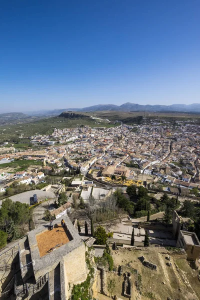 Hava panoramik bir şehir, Alcala la gerçek Andalucia güneyinde İspanya La Mota Kalesi kale üzerinden